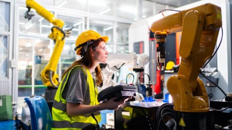 LMS features to enhance employee training in manufacturing