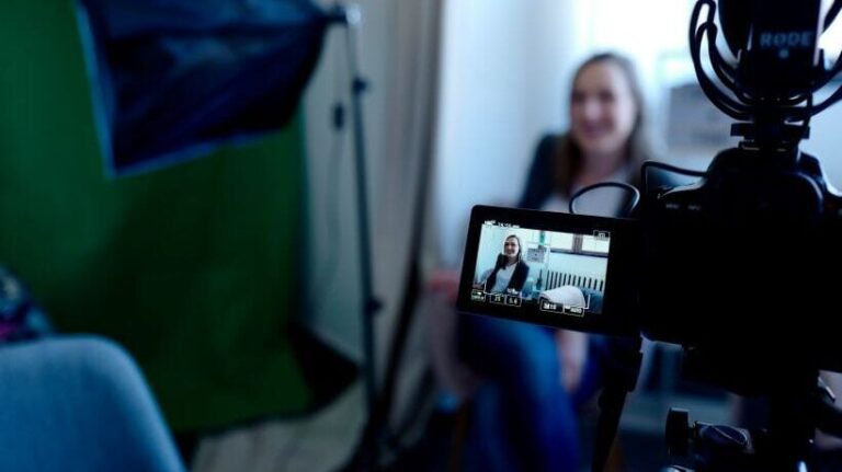 Features small and medium-sized businesses in learning content