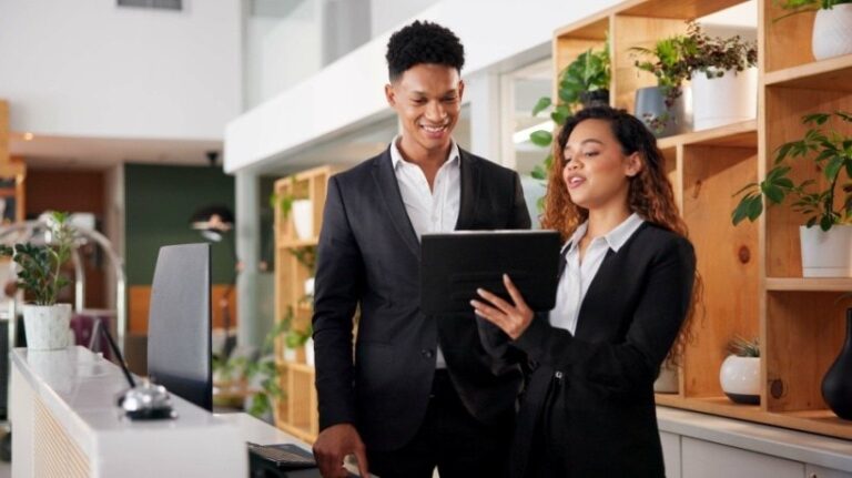 Integrates immersive learning of work flow with employee experience