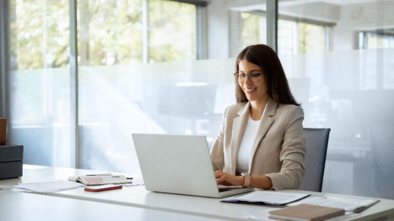 Scripts instead of slide decks: how to hold powerful meetings