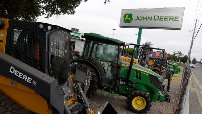 Stocks with the biggest moves pre-market: DE, DELL, HPQ, ADSK