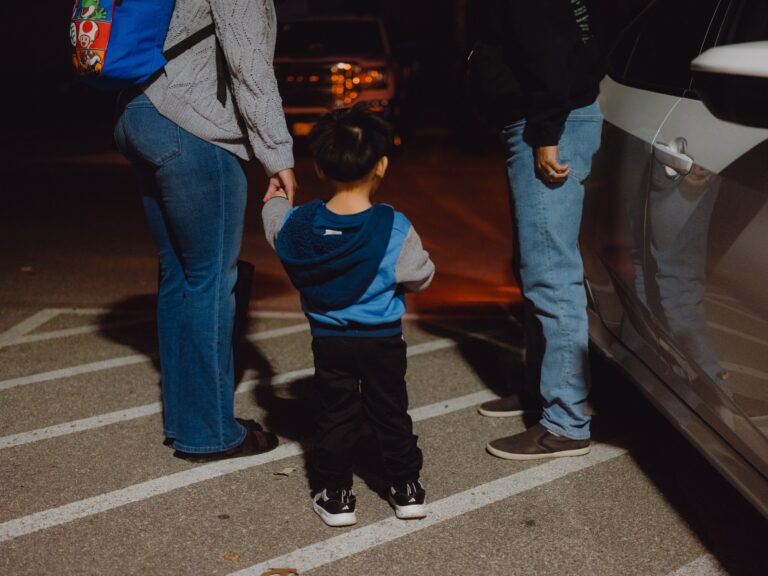 Report estimates that more than 100,000 American children have their parents detained at immigration authorities — ProPublica